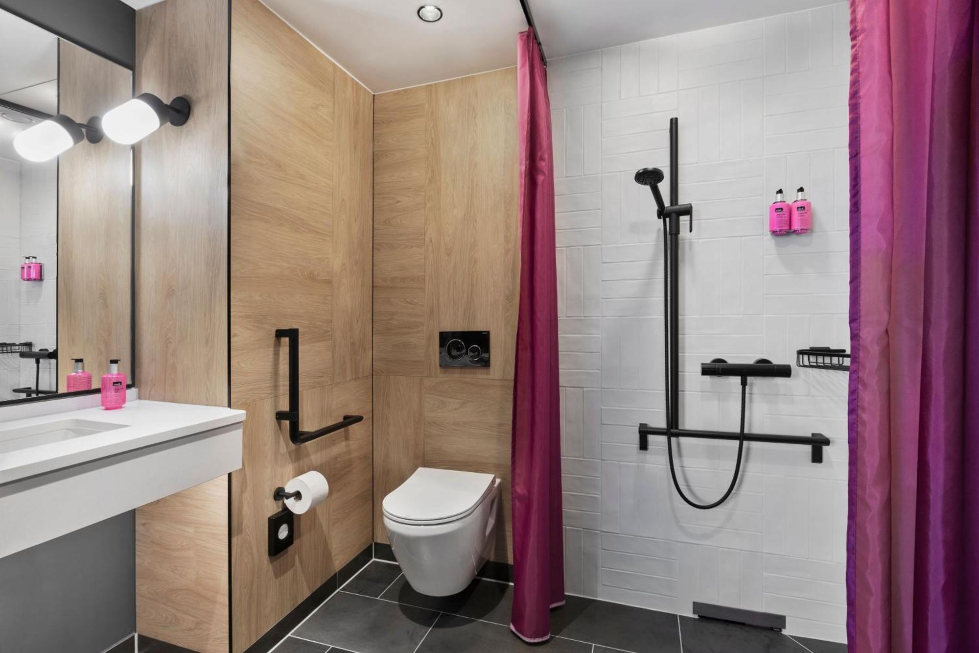Moxy Duesseldorf City Екстериор снимка
