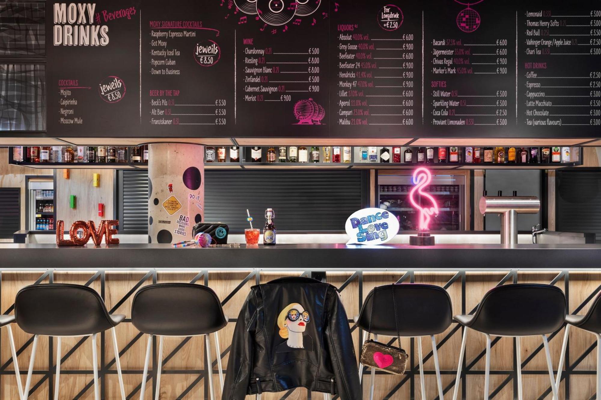 Moxy Duesseldorf City Екстериор снимка