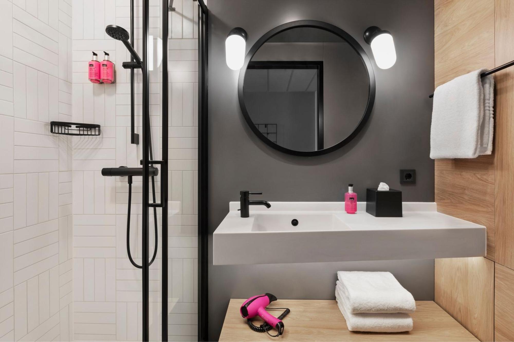 Moxy Duesseldorf City Екстериор снимка