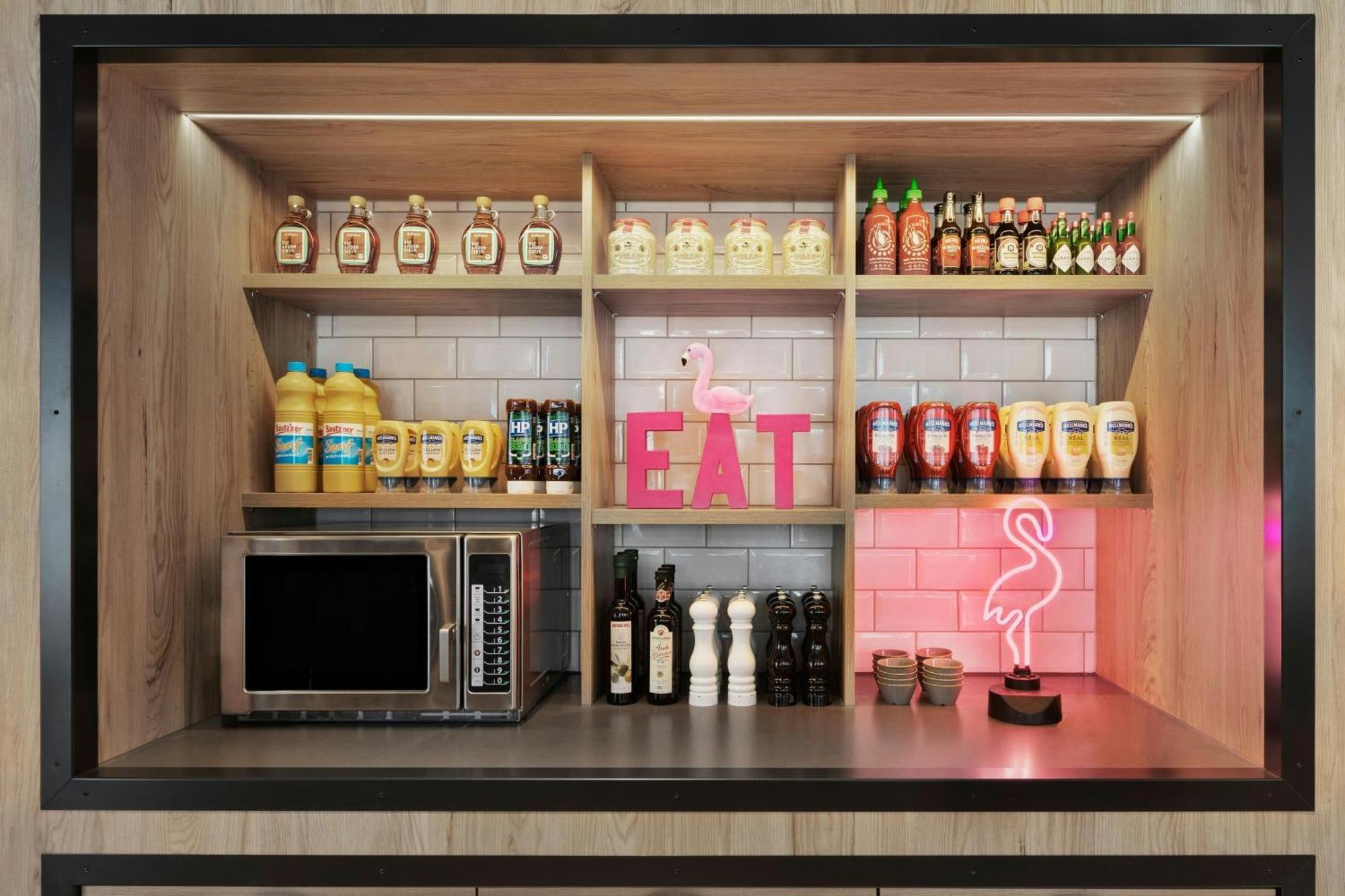 Moxy Duesseldorf City Екстериор снимка