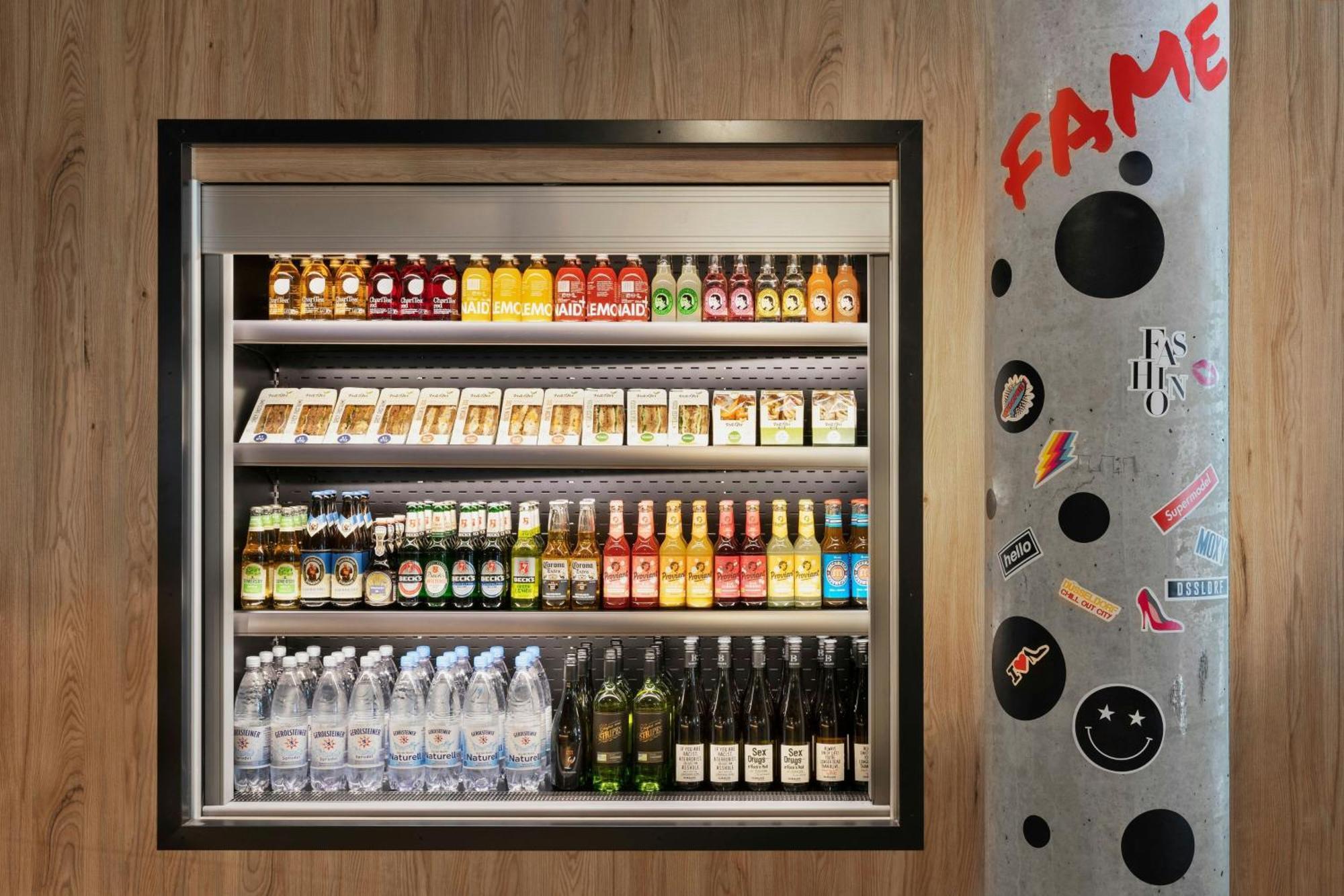 Moxy Duesseldorf City Екстериор снимка