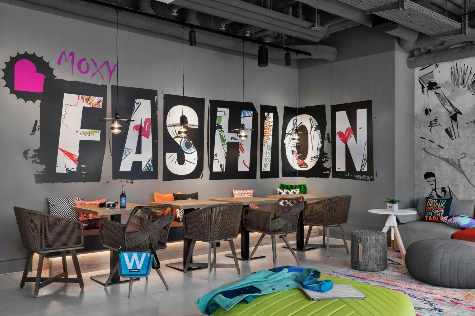 Moxy Duesseldorf City Екстериор снимка